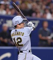 　９回、勝ち越しとなる２点適時二塁打を放つ坂本（撮影・北村雅宏）