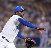 　９回、木浪の犠打を一塁へ悪送球するマルテ（撮影・北村雅宏）