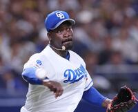 　９回、島田の犠打を一塁へ悪送球するマルテ（撮影・北村雅宏）