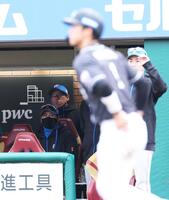 　９回、村林、宗山を連続で申告敬遠した新庄監督（撮影・金田祐二）