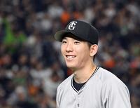 　６回表を終え、笑顔でベンチに戻る戸郷