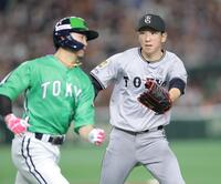 　１回、バントした西川（左）をタッチする戸郷（撮影・西岡正）