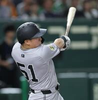 　２回、中前に先制打を放つ浅野（撮影・西岡正）