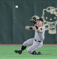 　８回、内山の中飛をスライディングキャッチする浅野（撮影・西岡正）