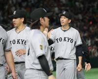 　今季初勝利を挙げ、ナインとタッチを交わす戸郷（撮影・西岡正）