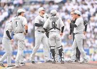 　７回、古賀に右前打を打たれたボス（中央）は建山コーチ（右手前）のアドバイスを受ける（撮影・開出牧）