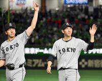 　ヤクルトに勝利し、ファンの声援に応える巨人の戸郷（右）と大勢