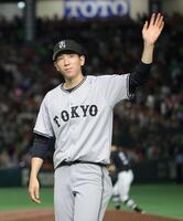 　今季初勝利を挙げ、スタンドに手を振る戸郷（撮影・西岡正）