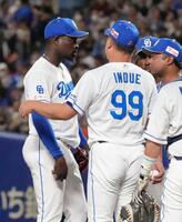 　９回、自らの失策から失点を重ね、井上監督（９９）から降板を告げられるマルテ