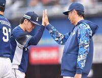 　今季６勝目を挙げ、西口監督（右）とタッチを交わす隅田（撮影・開出牧）