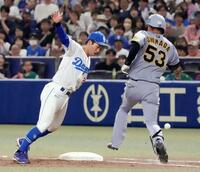 　９回、島田（右）の投前バントをマルテが一塁カバーに入った二塁手・田中へ悪送球。この回２度目の失策で追加点を許した