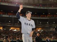 　ファンの声援を受けながら、ヒーローインタビューに向かう戸郷（撮影・西岡正）