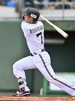 　１回、右越えに先制２点本塁打を放ち、通算１０００安打を達成する西川