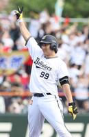 　３回、杉本は右翼線に同点の２点適時二塁打を放ち喜ぶ