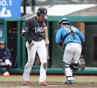 　９回、空振り三振に倒れた中島（撮影・金田祐二）