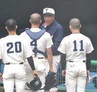 　指揮を執る東洋大姫路・岡田監督（右から２番目）