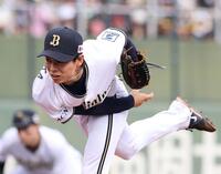 　２番手で登板し、今季初勝利を挙げた山岡