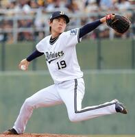 　５回に登板し、１回を無得点に抑えて今季初勝利を挙げた山岡
