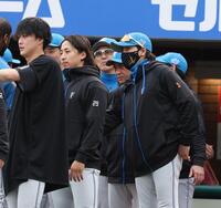 　ナインを迎える新庄監督（撮影・金田祐二）