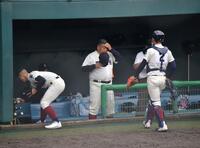 　劣勢の展開に苦い表情を浮かべる大阪桐蔭・西谷監督（左から２番目）