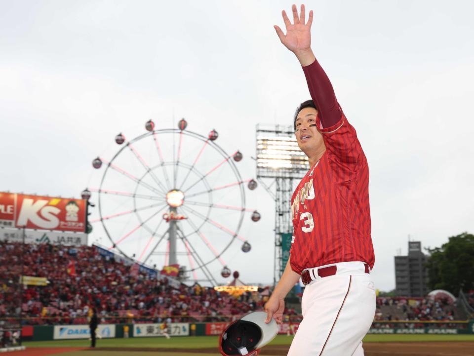 　球場を１周しファンの祝福に応える楽天・浅村栄斗＝楽天モバイル（撮影・金田祐二）