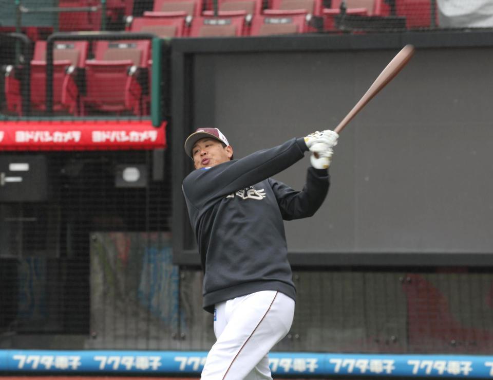 　２０００安打達成から一夜明け、早出のロングティーで汗を流す浅村（撮影・金田祐二）