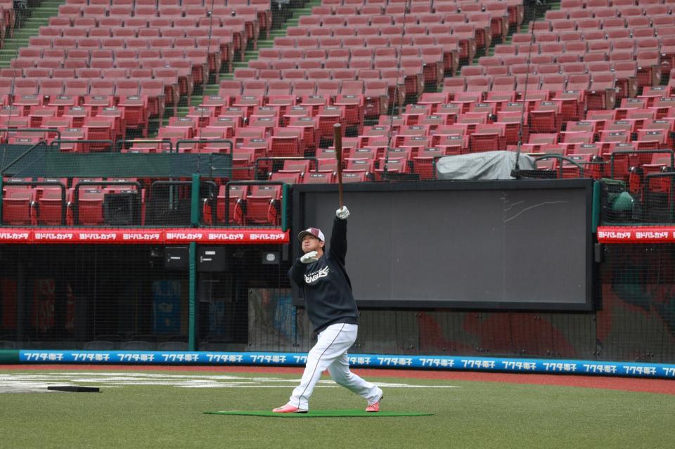 　２０００安打達成から一夜明け、早出のロングティーで汗を流す浅村（撮影・金田祐二）