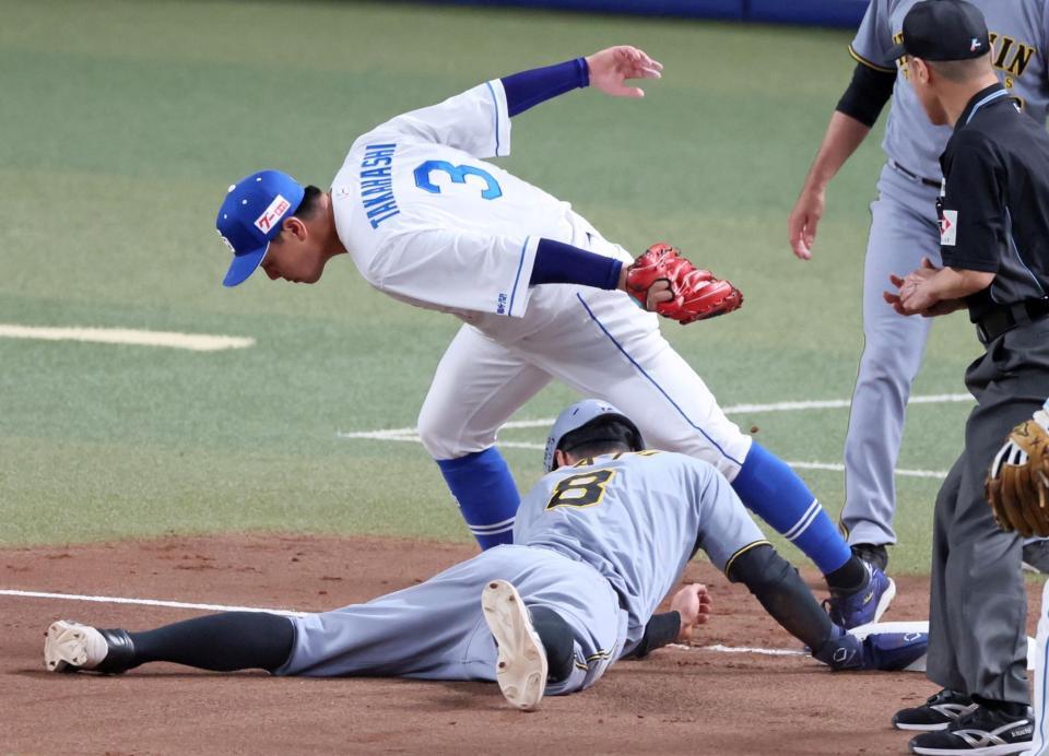 　２回、大山の三ゴロ失策と送球間で三塁を狙うもアウトになる佐藤輝（撮影・立川洋一郎）