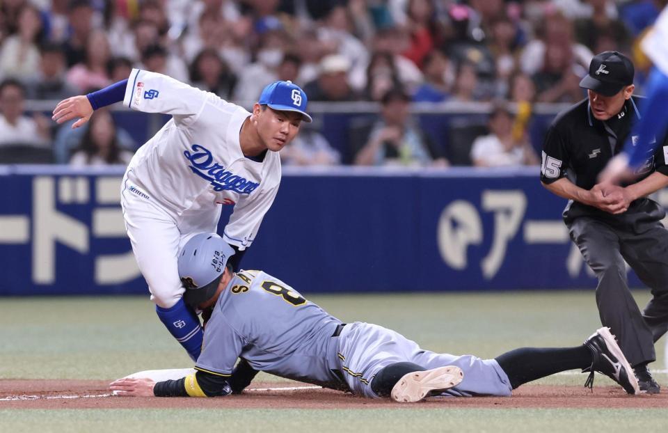 　２回、大山の三ゴロで三進を狙うも、タッチアウトになる一走・佐藤輝。左は三塁手・高橋周（撮影・北村雅宏）