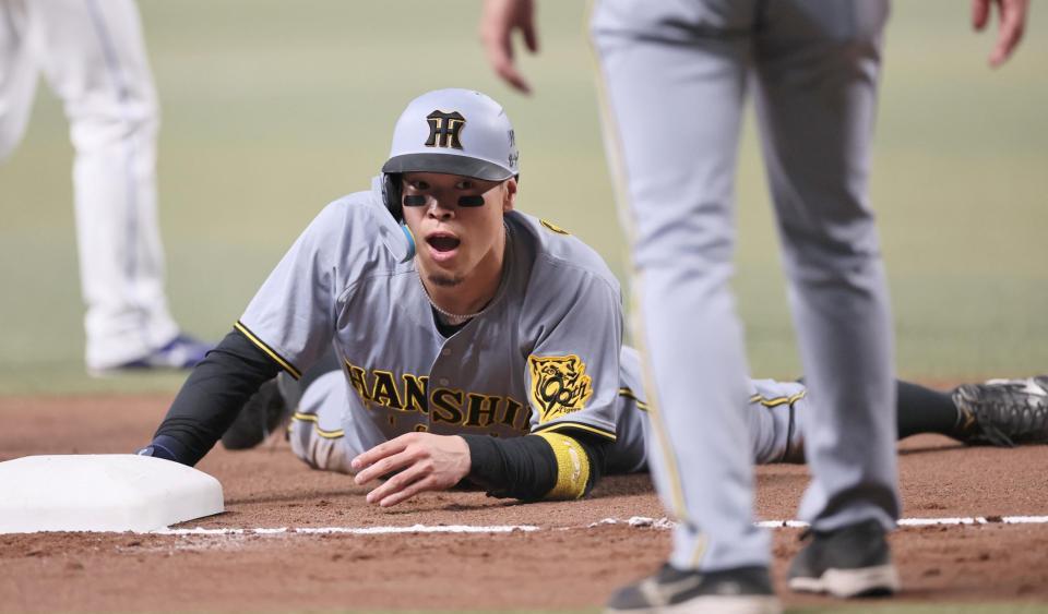 　２回、相手守備の乱れの間に三塁を狙うもアウトとなる佐藤輝（撮影・田中太一）