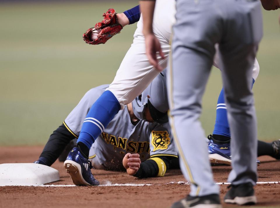 　２回、相手守備の乱れの間に三塁を狙うもアウトとなる佐藤輝（撮影・田中太一）