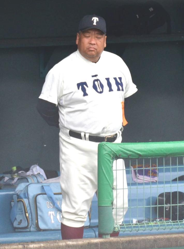 　ベンチで指揮を執る大阪桐蔭・西谷監督