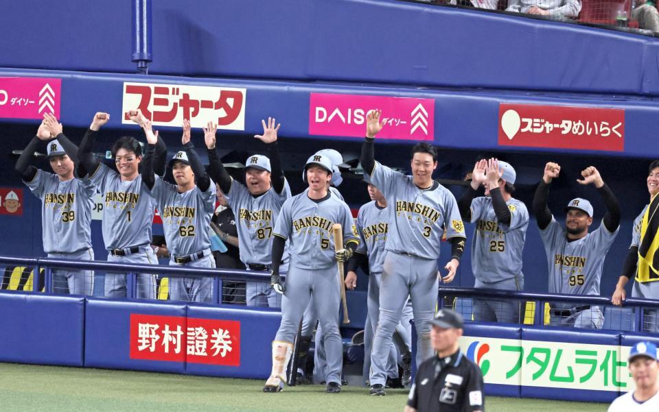 　９回、坂本の２点適時二塁打で勝ち越し、沸き上がる阪神ナイン（撮影・立川洋一郎）