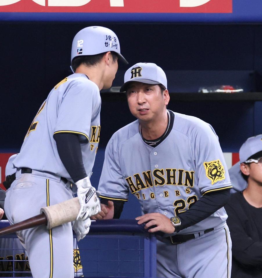 　９回、打席に向かう坂本に耳打ちする藤川監督（右）＝撮影・北村雅宏