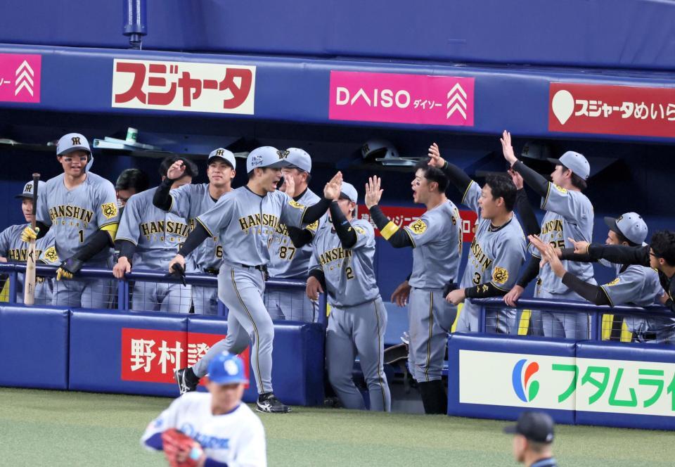 　９回、代打・島田の送りバントとエラーで生還し、ナインとタッチを交わす坂本（撮影・立川洋一郎）