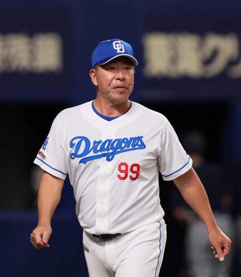 　７回を終え、選手交代を告げた井上監督（撮影・北村雅宏）