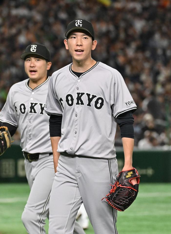 　１回の投球を終え、ベンチに戻る戸郷