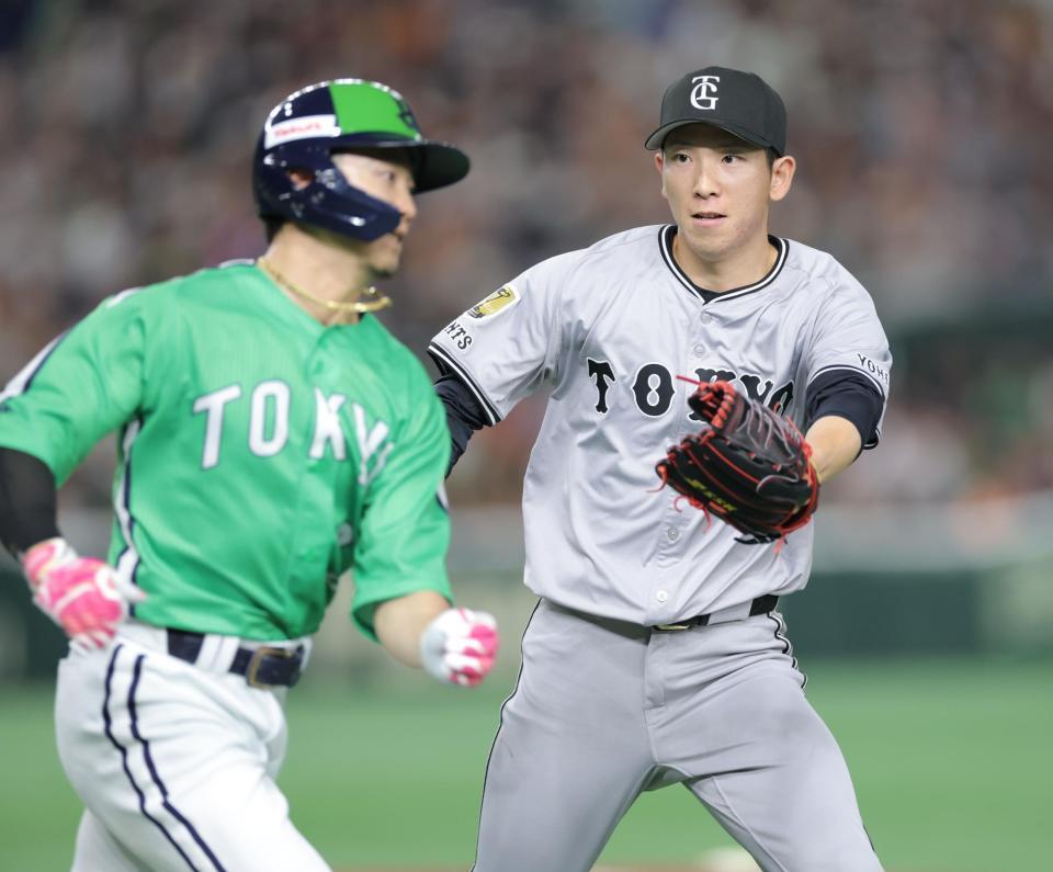 　１回、バントした西川（左）をタッチする戸郷（撮影・西岡正）