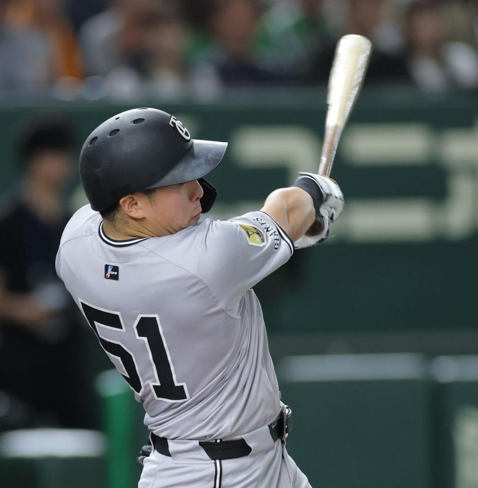 　２回、中前に先制打を放つ浅野（撮影・西岡正）