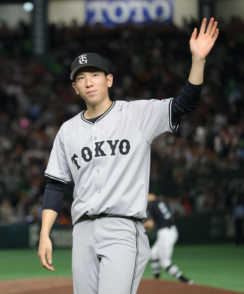 　今季初勝利を挙げ、スタンドに手を振る戸郷（撮影・西岡正）