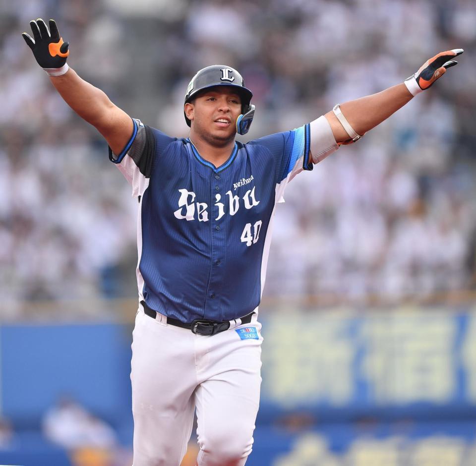 　９回、右越えソロを放ち、バンザイしながらベースを回るセデーニョ（撮影・開出牧）