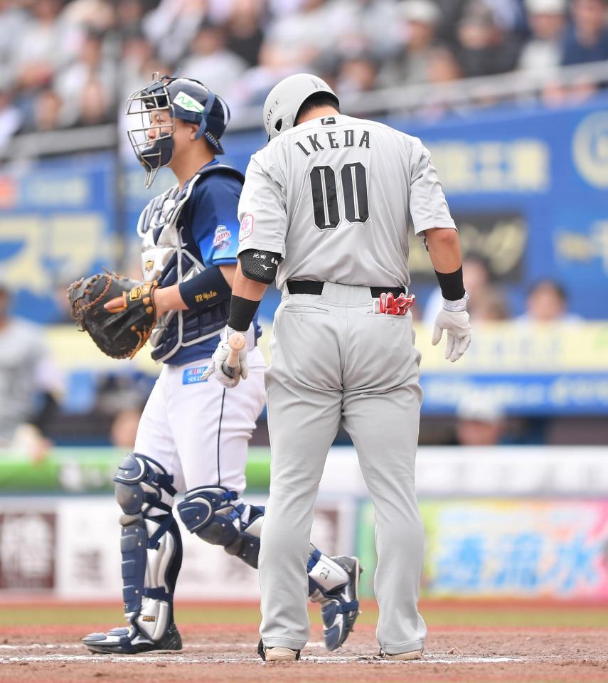 　７回、見逃し三振に倒れた池田（手前）＝撮影・開出牧