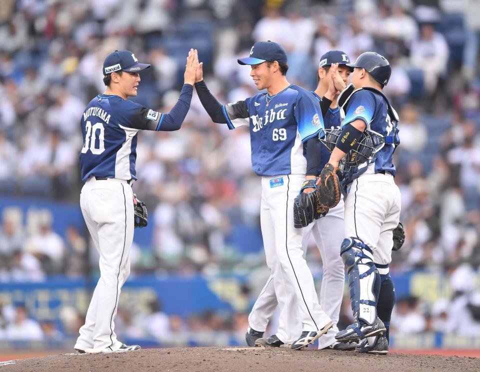 　ロッテに連勝しタッチを交わす元山（左）ら西武ナイン（撮影・開出牧）