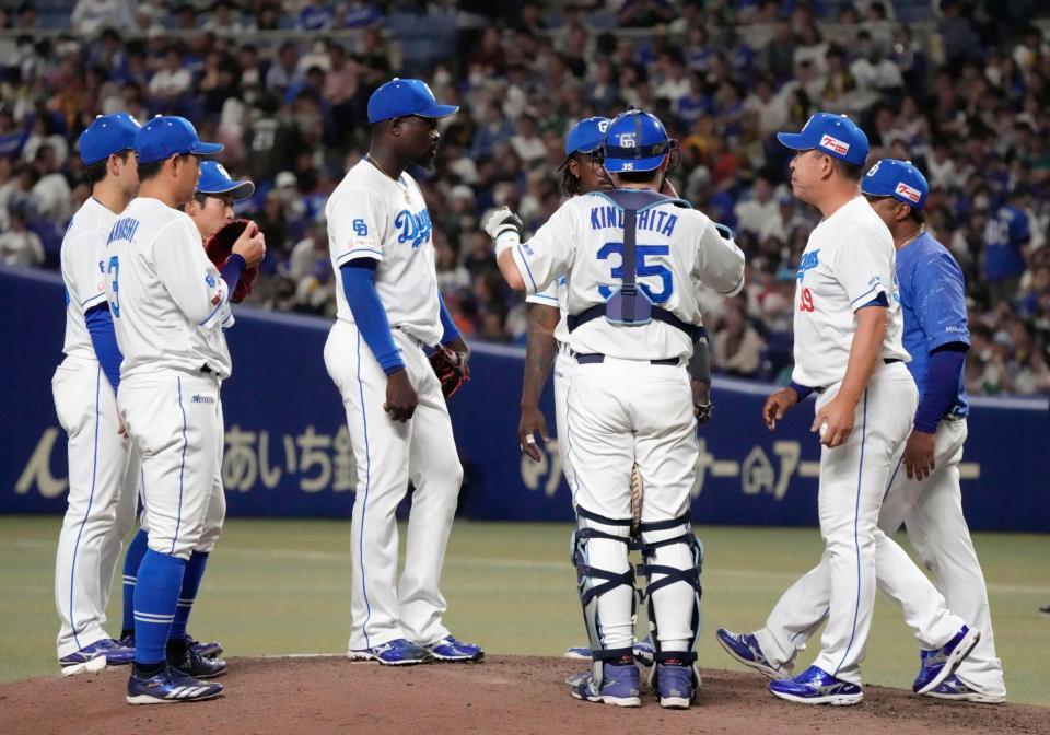 　９回、自らの失策から失点を重ね、井上監督（右から２人目）から降板を告げられるマルテ（中央左）