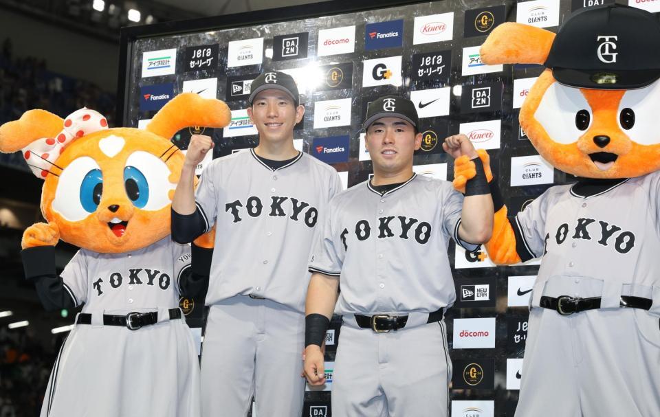 　お立ち台でガッツポーズの戸郷（左）と浅野（撮影・西岡正）