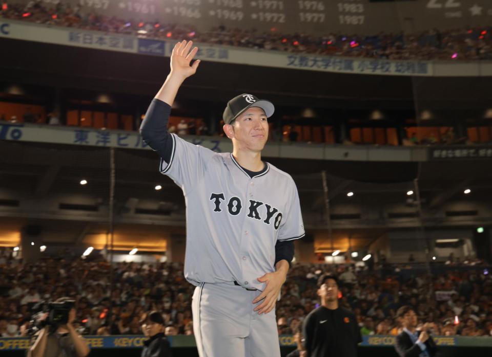 　ファンの声援を受けながら、ヒーローインタビューに向かう戸郷（撮影・西岡正）