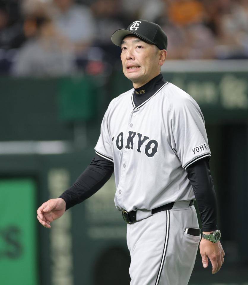 　７回、選手交代を告げ、ベンチへ戻る阿部監督（撮影・西岡正）