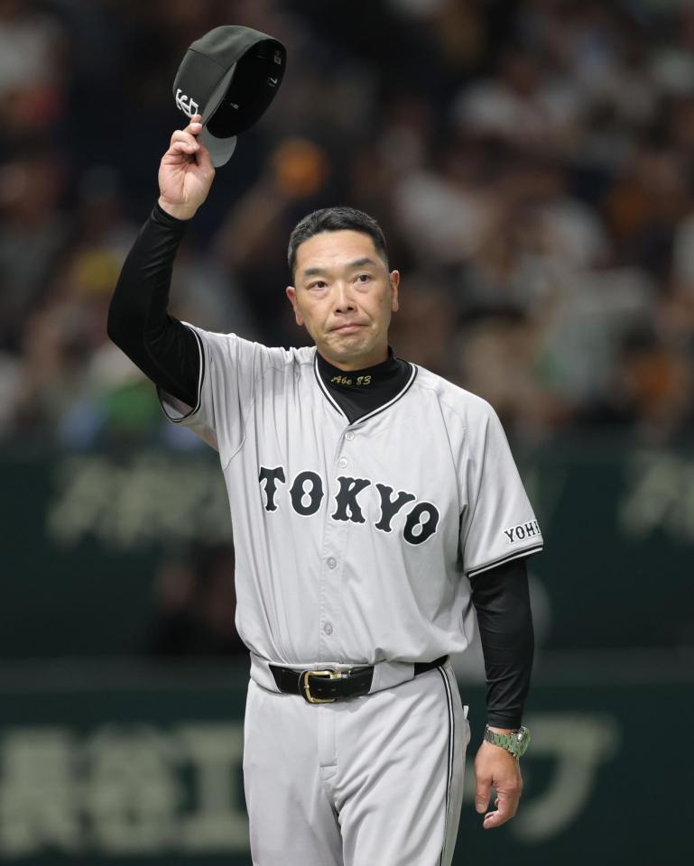 　５連勝し、スタンドに帽子を振る阿部監督（撮影・西岡正）