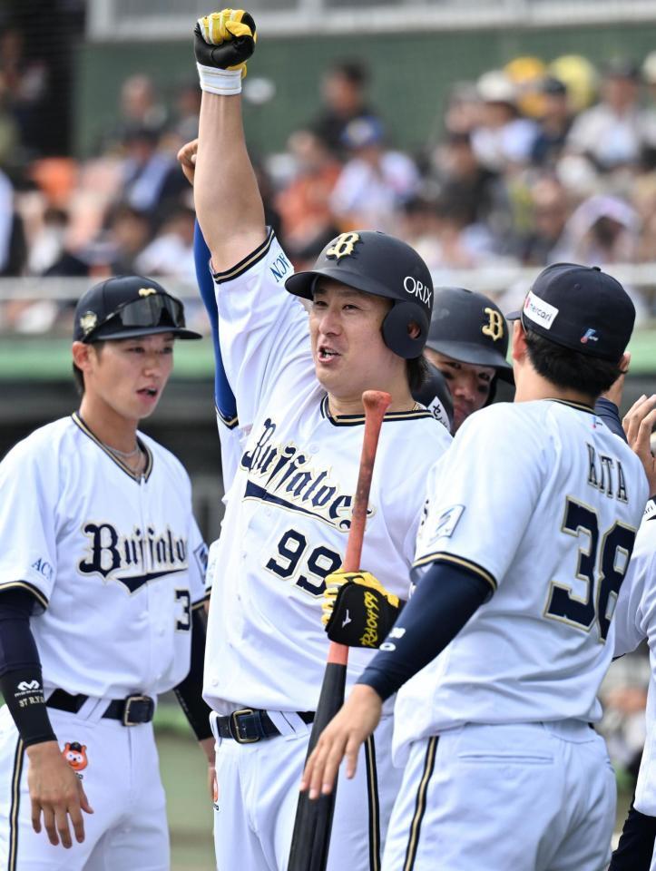 　５回、３ランを放ちポーズを決める杉本