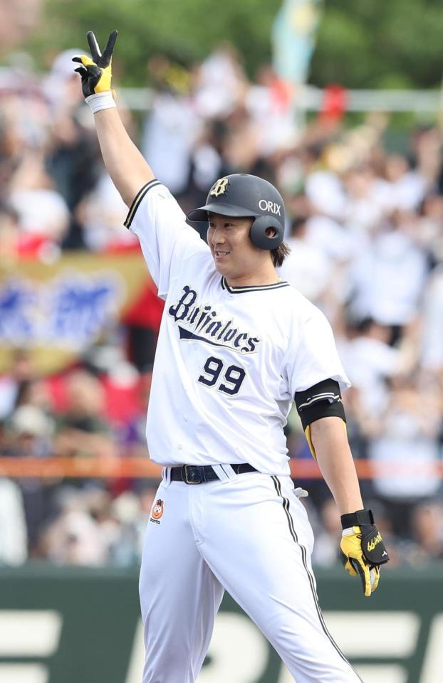 　３回、杉本は右翼線に同点の２点適時二塁打を放ち喜ぶ